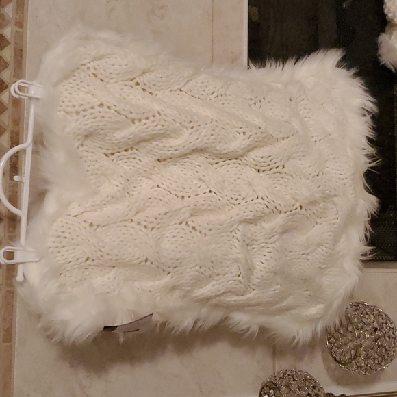 ❤️ POTTERY BARN Set of 2 Button Knit Fur Trim Pillow Covers ❤️ - Picture 14 of 15